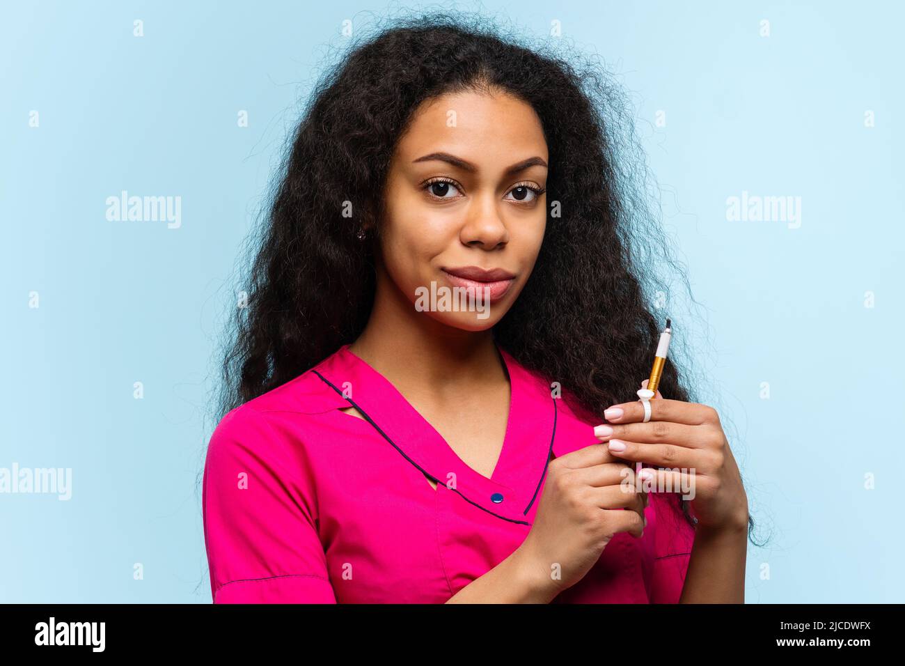 Artist tattooing african female hi-res stock photography and images - Alamy