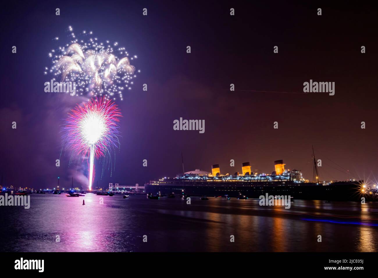 Long beach queen mary fireworks hires stock photography and images Alamy