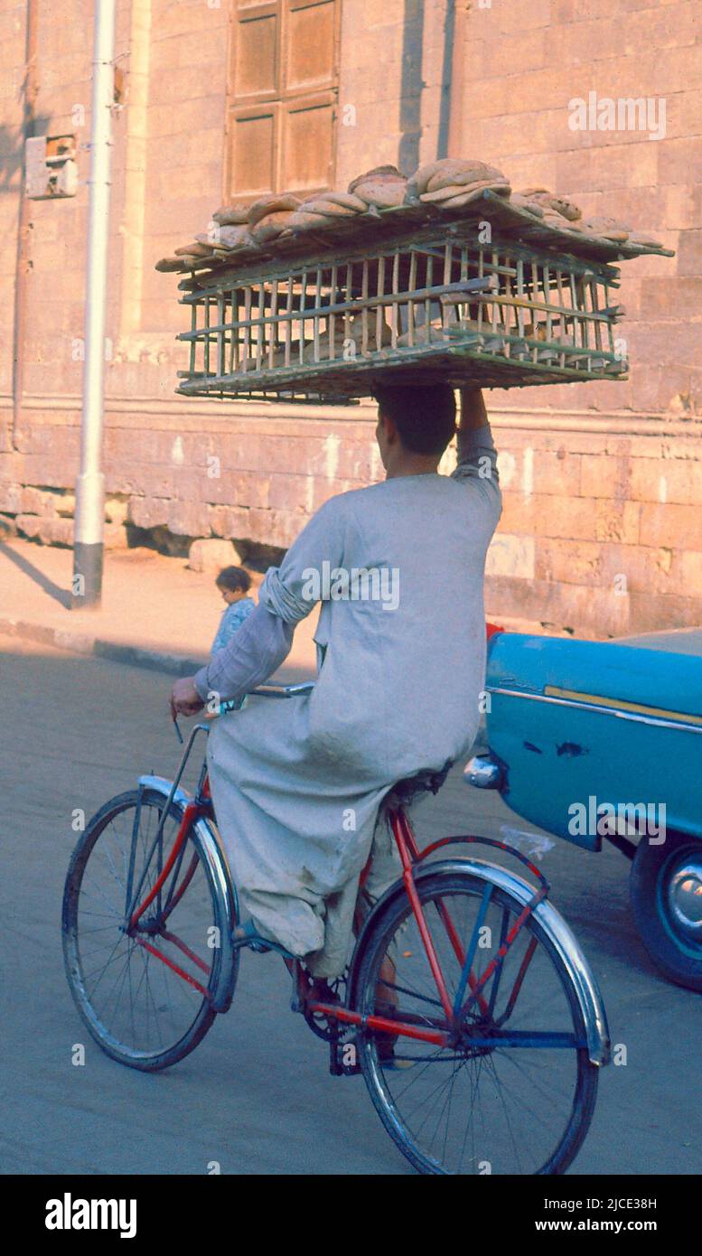 Bicicleta en la cabeza hi-res stock photography and images - Alamy