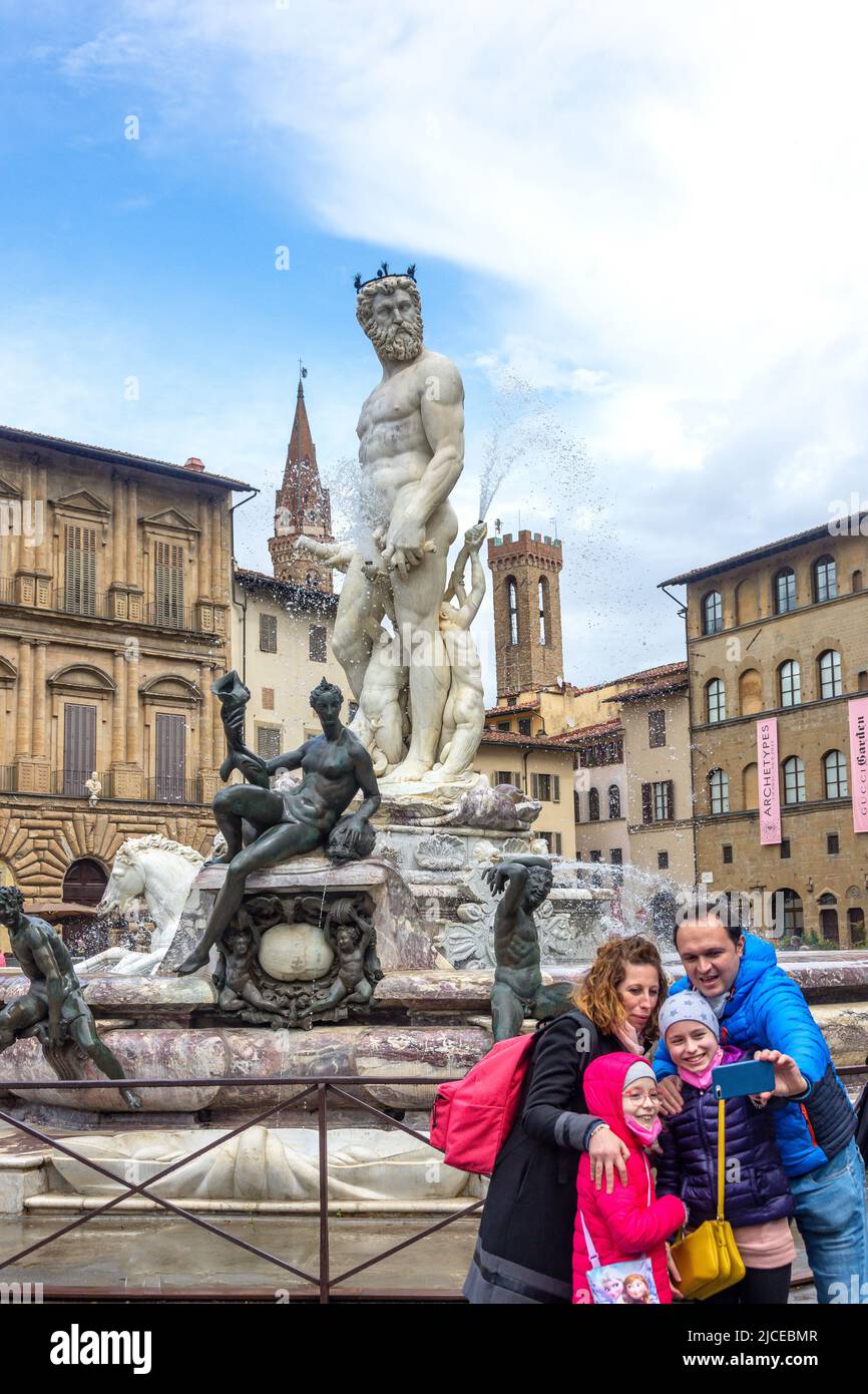 Family posing by Fountain of Neptune (Fontana del Nettuno), Piazza della Signoria, Florence (Firenze), Tuscany Region, Italy Stock Photo