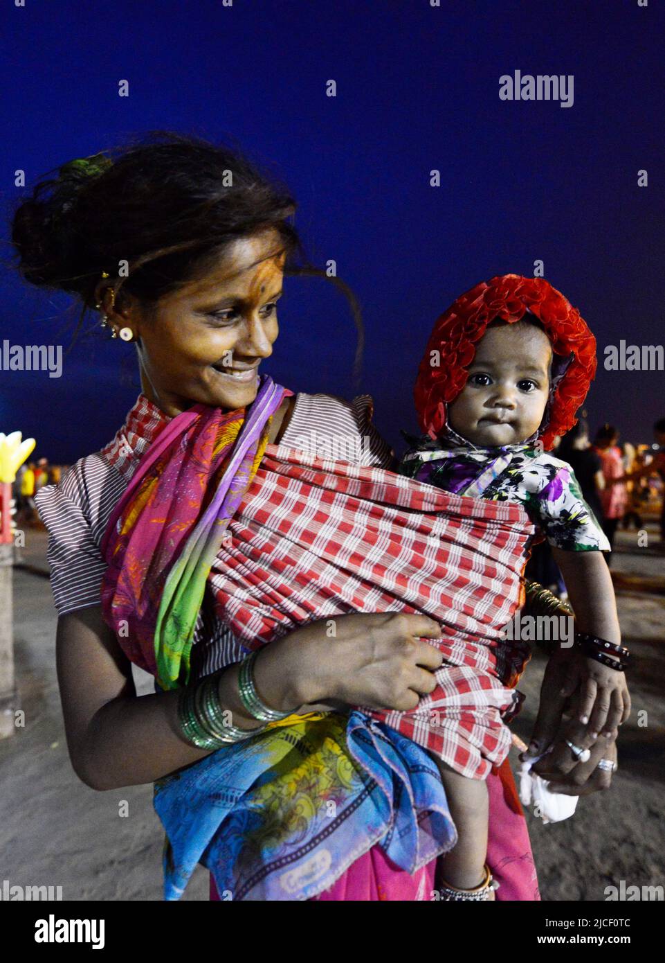 Mother's love. Ann Indian woman beggar with her baby in Juhu beach, Mumbai, India. Stock Photo