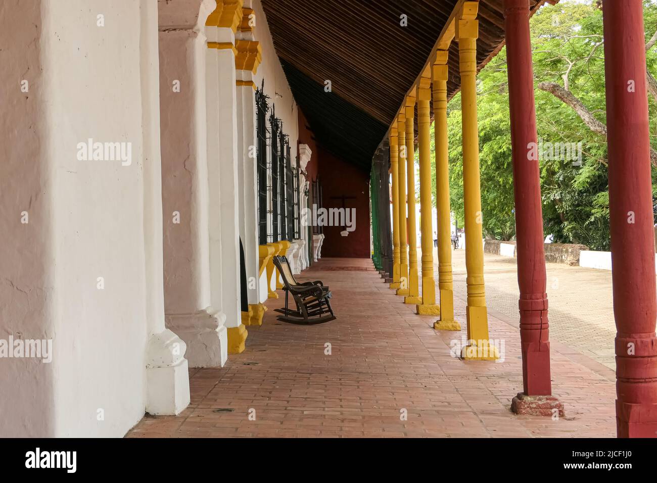 Colorful colonnade of historic building, Santa Cruz de Mompox, Colombia Stock Photo