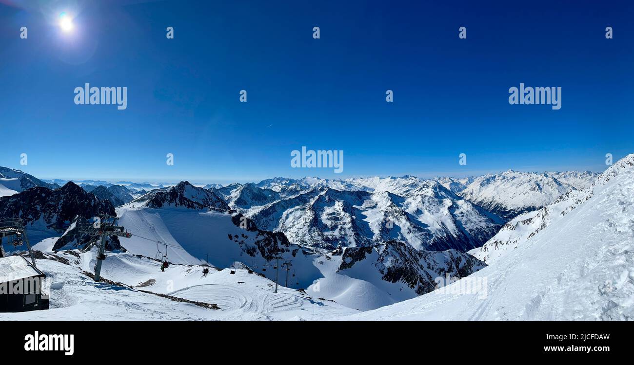 Glacier ski area Stubai Glacier, view into the snowy mountain world, summit panorama, double chairlift Wildspitz, winter, nature, mountains, blue sky, Mutterbergtal, Neustift, Stubaital, Tyrol, Austria Stock Photo
