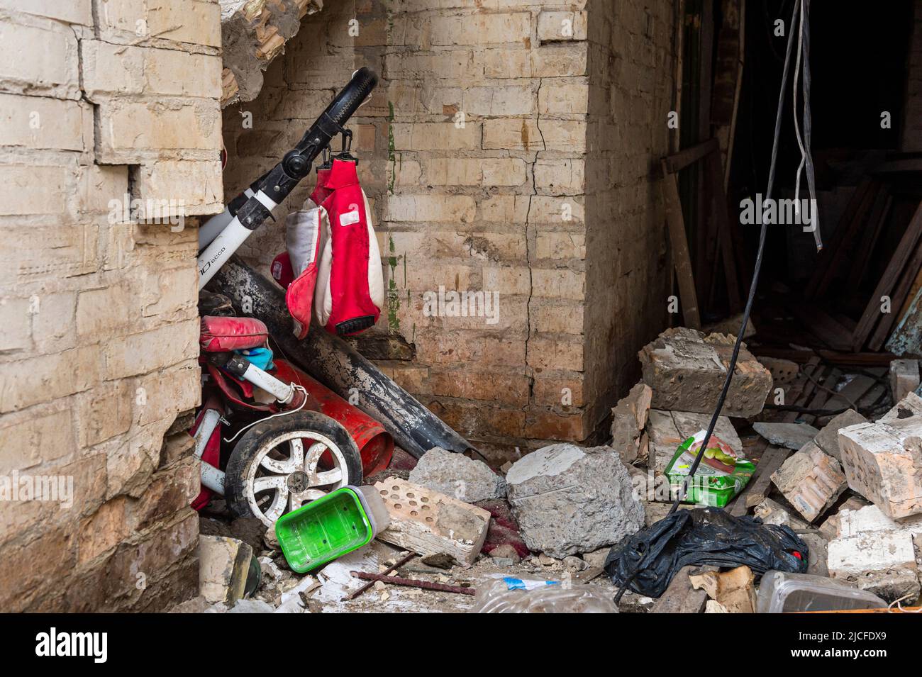 Destroyed war winter hi-res stock photography and images - Alamy