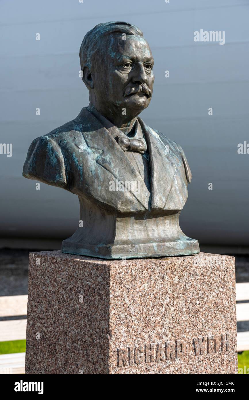 Norway, Nordland, Vesteralen, Stokmarknes, bust of Hurtigruten founder Richard With. Stock Photo