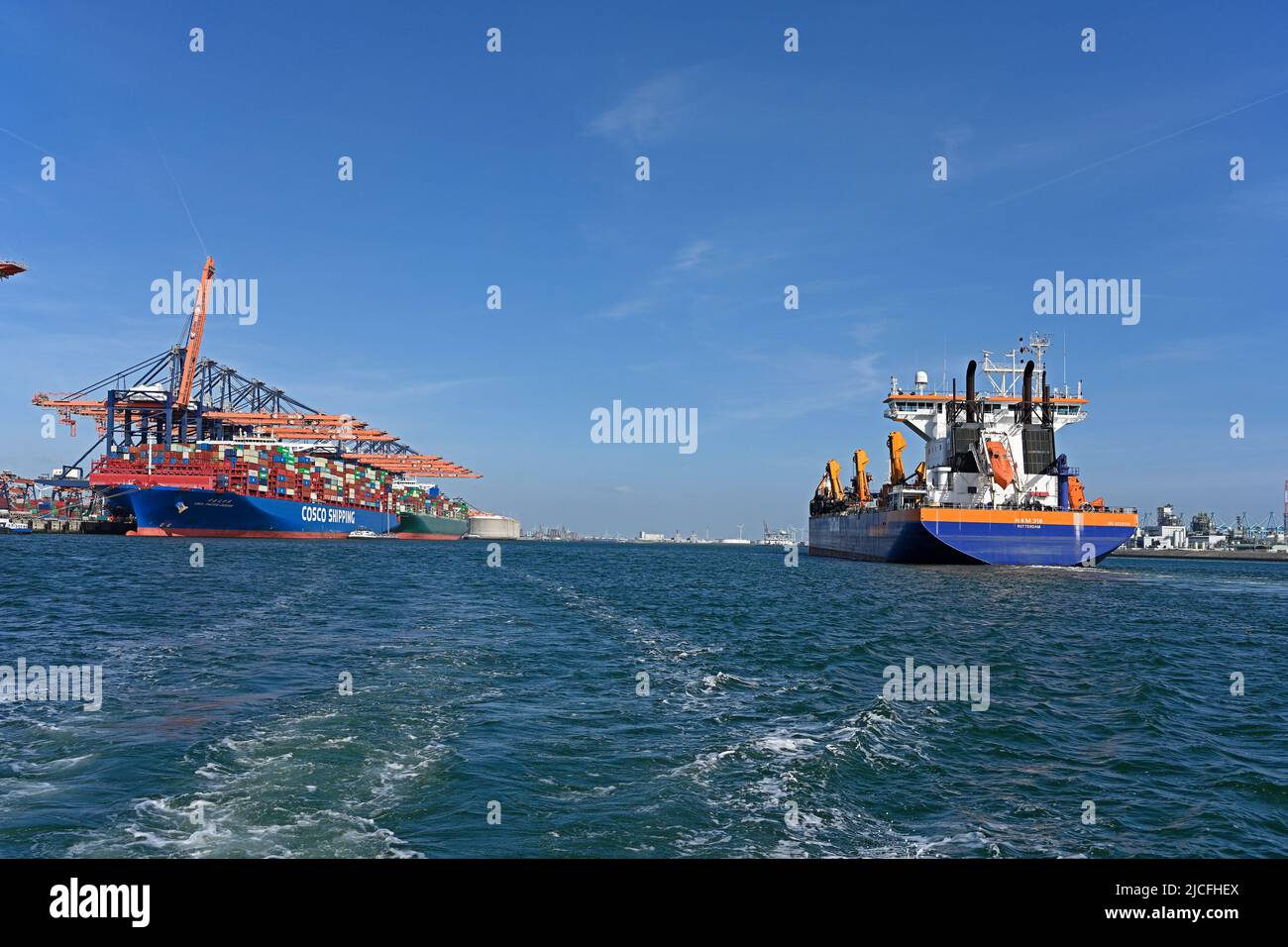 port of rotterdam (maasvlakte), netherlands – 2022-05-13: yangtzekanaal - euromax container terminal – mot - van oord dredger ham 318 --  [credit: joa Stock Photo
