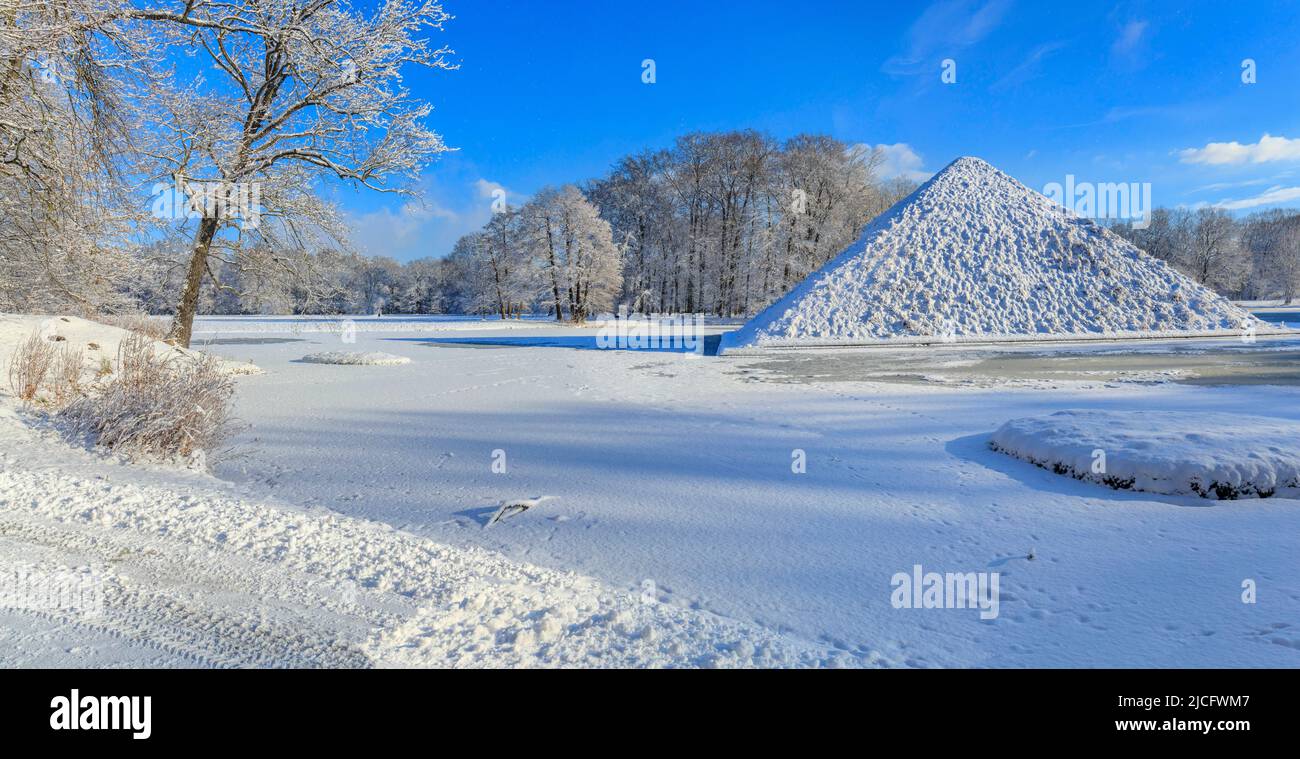 Lake pyramid in the snow: Pückler's grave pyramid is the landmark of the Branitz Park. Stock Photo