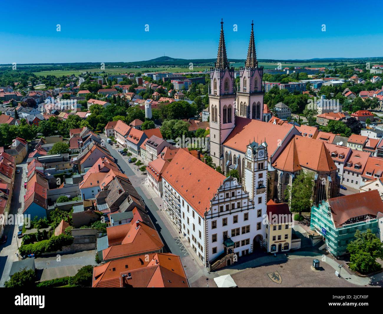 Markt Oschatz: Oschatz is located in a hilly area in the valley of the Döllnitz, which flows into the Elbe as a left tributary about 15 km further east near Riesa. Stock Photo