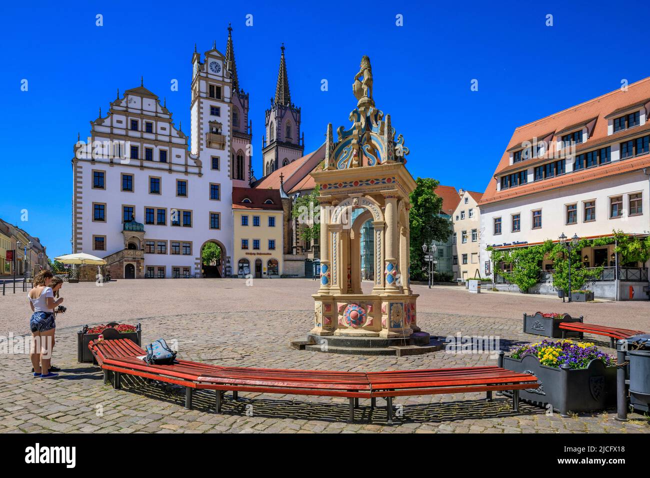 Markt Oschatz: Oschatz is located in a hilly area in the valley of the Döllnitz, which flows into the Elbe as a left tributary about 15 km further east near Riesa. Stock Photo
