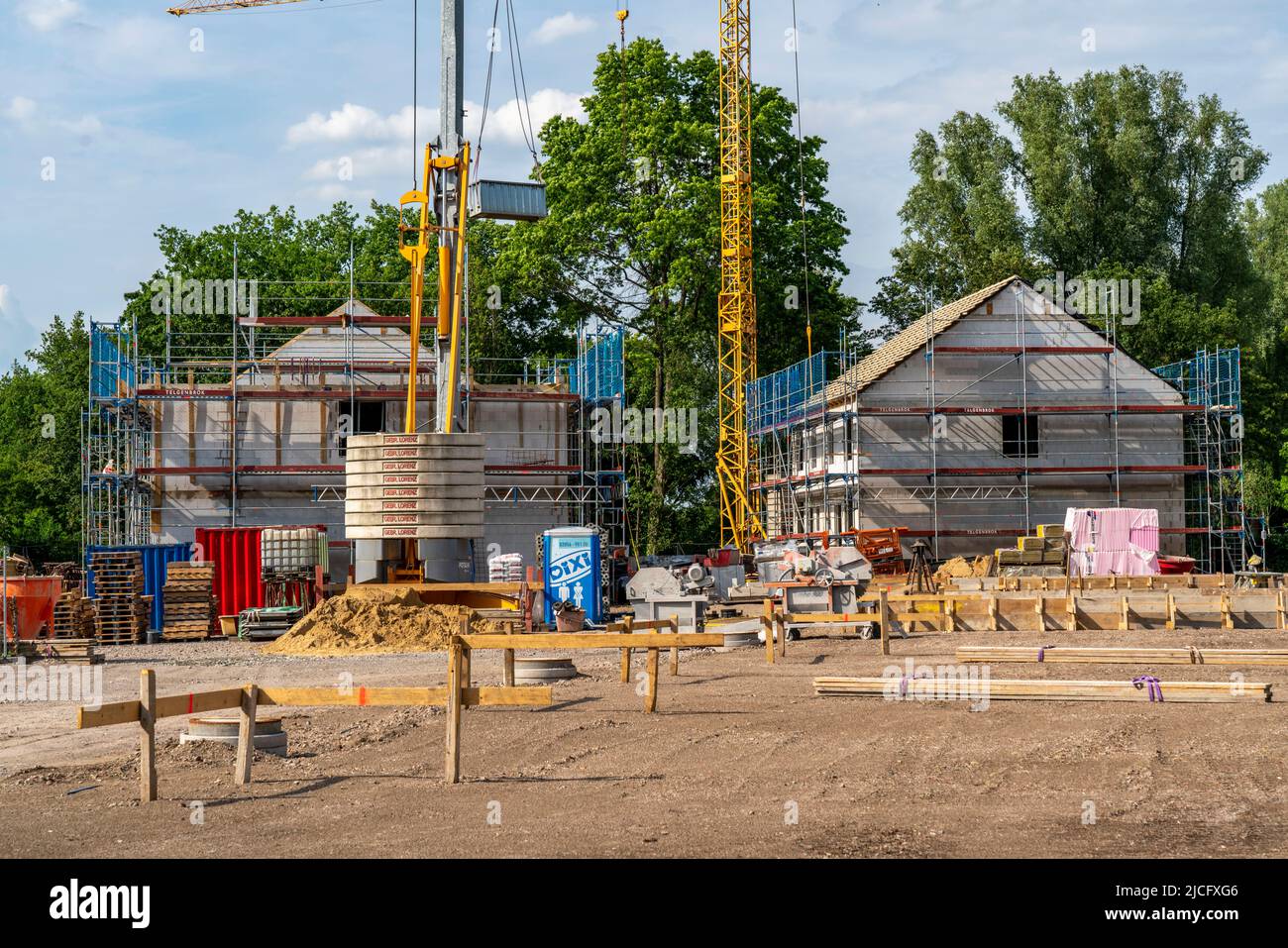 Construction site of a new housing estate with 14 owner-occupied single-family houses, in Essen Katernberg, two first buildings are in shell, the rema Stock Photo