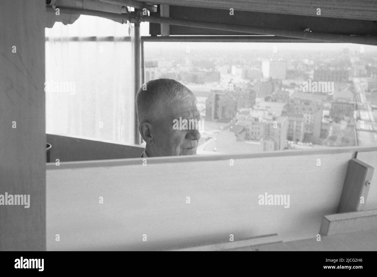 Berlin, Schweiz. 13th July, 2015. Oskar KOKOSCHKA, AUT, Austria, painter, graphic artist, poet, stands on the roof of the Axel Springer house in Berlin at the canvas and paints, oil painting, panorama, looks out the window, half figure, half figure, sideways, profile, undated recording, ca. 1966, å Credit: dpa/Alamy Live News Stock Photo