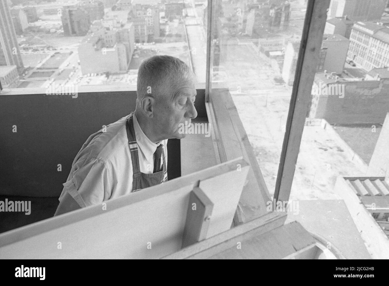 Berlin, Schweiz. 13th July, 2015. Oskar KOKOSCHKA, AUT, Austria, painter, graphic artist, poet, stands on the roof of the Axel Springer house in Berlin at the canvas and paints, oil painting, panorama, looks out the window, half figure, half figure, sideways, profile, undated recording, ca. 1966, å Credit: dpa/Alamy Live News Stock Photo