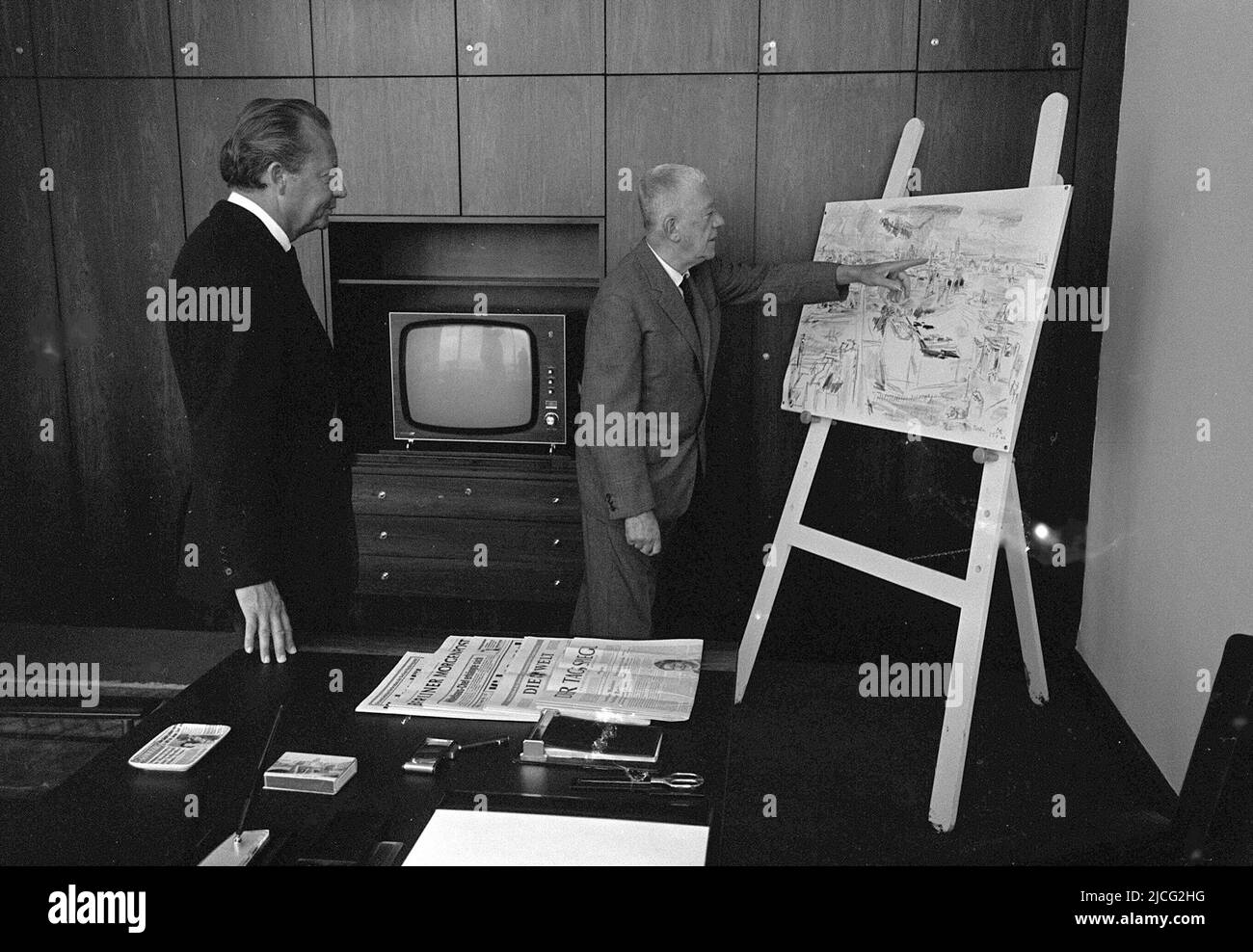Axel Caesar SPRINGER(left), Germany, publisher, examines with Oskar KOKOSCHKA, Austria, a picture on an easel that Kokoschka painted, landscape format; black and white shot; Stock Photo