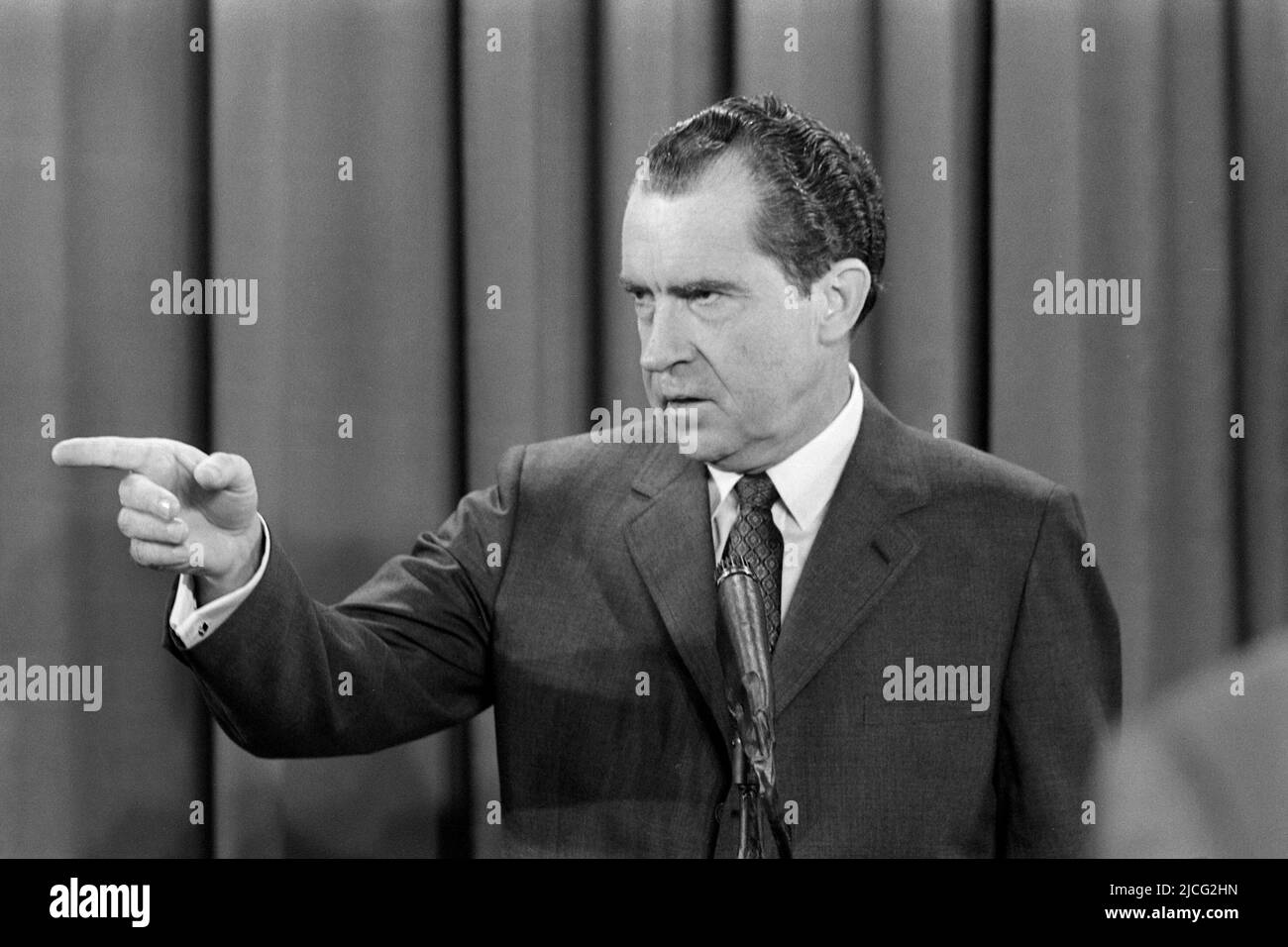 US President Richard NIXON, speaks at the lectern, gesture, Richard Milhous NIXON (born January 9, 1913 in Yorba Linda, California; åÊ April 22, 1994 in New York City, New York) was an American Republican Party politician and 37th President of the United States from 1969 to 1974. Nixon is the only President of the United States to have resigned from office; The reason for this was the Watergate affair, undated black and white photo, around 1974. Stock Photo