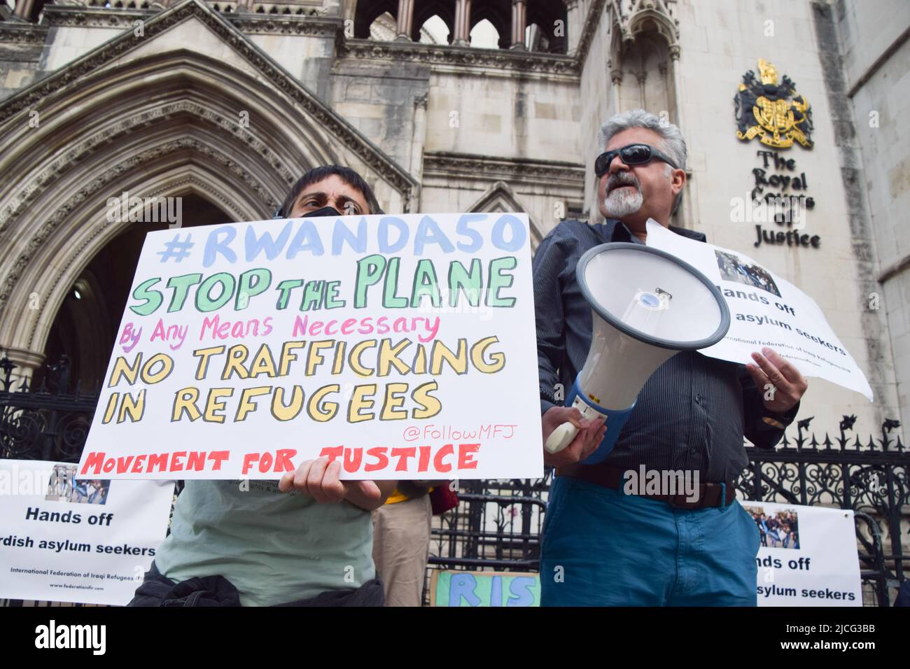 London, UK. 13th June 2022. Protesters gathered outside the Royal Courts of Justice in support of refugees as the court hears appeals to stop the flights to Rwanda. Credit: Vuk Valcic/Alamy Live News Stock Photo