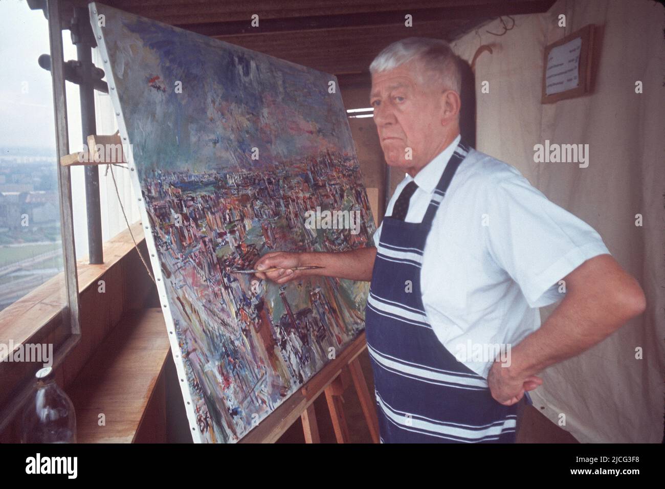 Geneva, Schweiz. 16th Oct, 2009. Oskar KOKOSCHKA, AUT, Austria, painter, graphic artist, poet, stands at the canvas and paints, oil painting, panorama, looks out of the window, half figure, half figure, from the side, profile, undated photo, c.1978, Credit: dpa/Alamy Live News Stock Photo