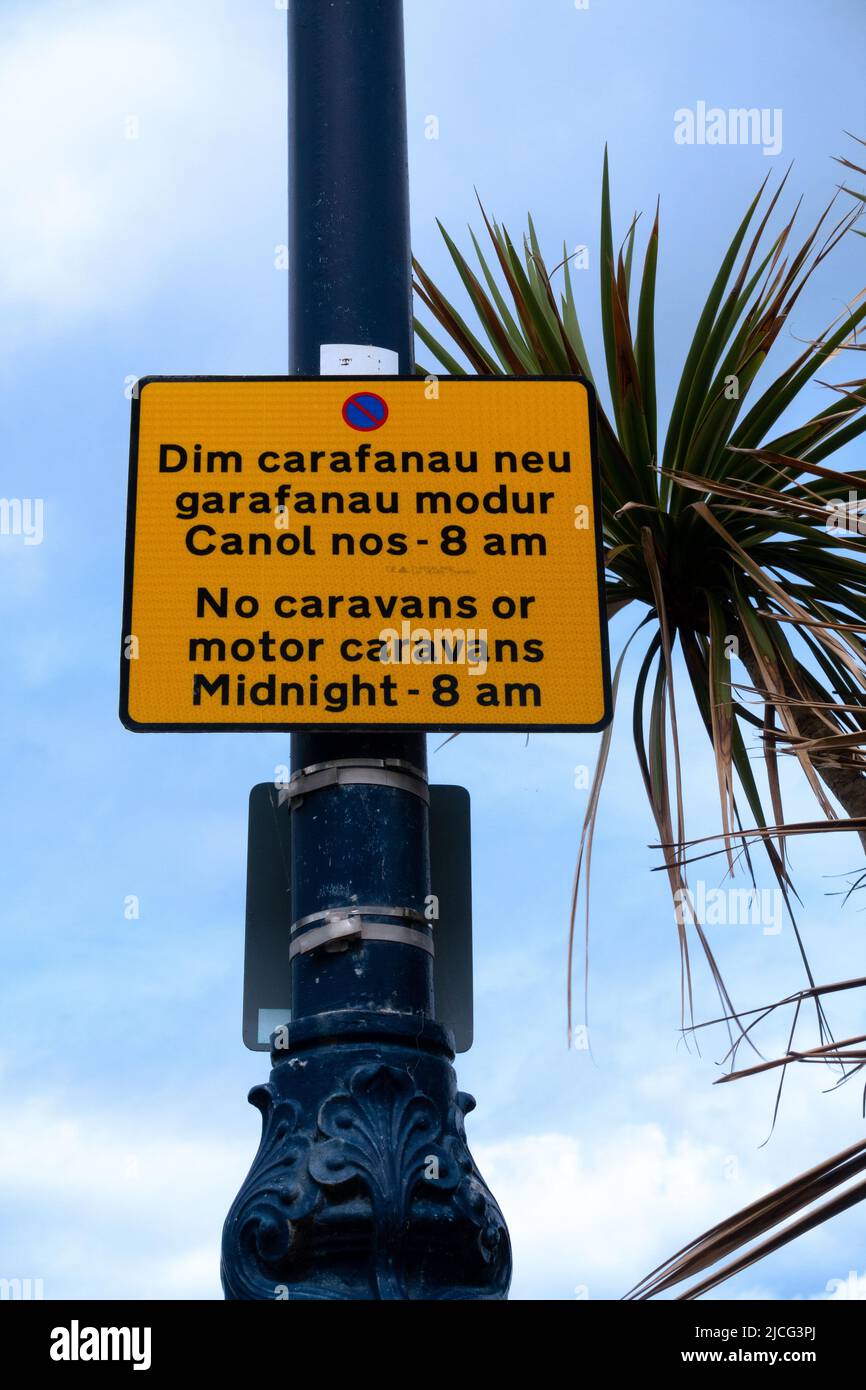 Llandudno.  Welsh/English Bi lingual ' No parking ' sign. seafront Llandudno Wales Stock Photo