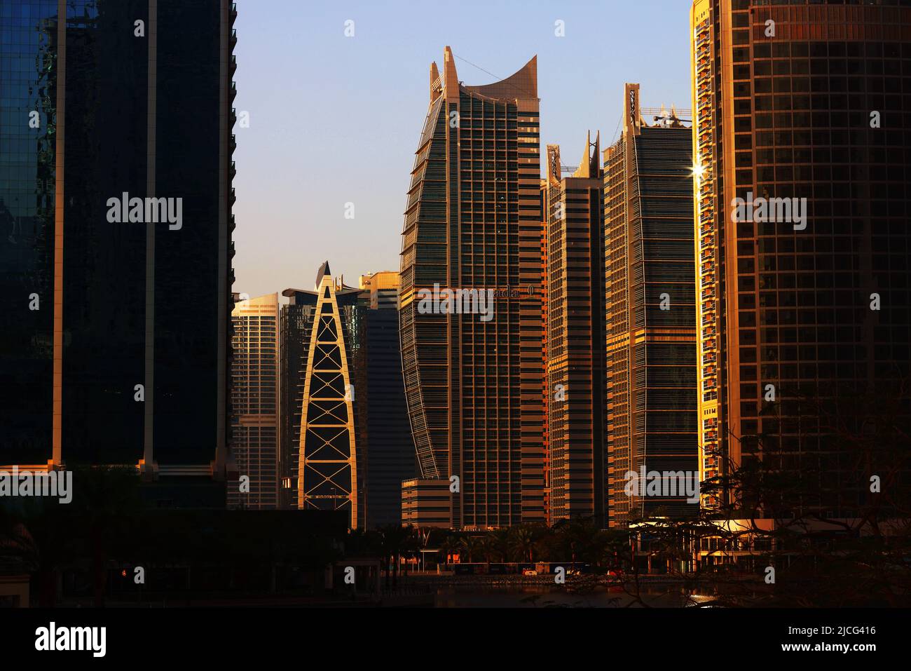 Berühmt, Dubai Marina,  moderne Architektur und Atemberaubende Aussicht auf die Skyline von Dubai mit  Bürohochhäuser und Luxushotels Stock Photo