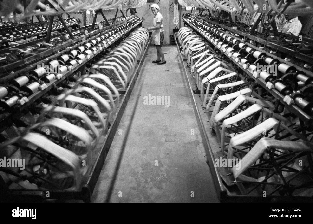Chinese woman, worker in a textile factory, in the foreground spinning machines, loom, black and white, black and white, black and white, monochrome, SW Monochrome, black and white photo, July 29, 1972 Stock Photo