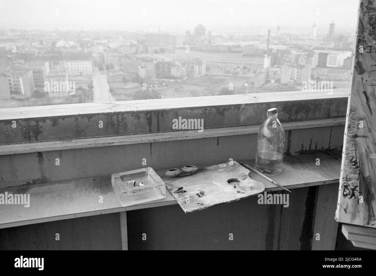 Paintbrush and palette and ashtray by painter Oskar KOKOSCHKA stand on the roof of the Axel Springer high-rise in Berlin, in the background the houses still destroyed by the war, Berlin Cathedral, undated photo, around 1966, Stock Photo