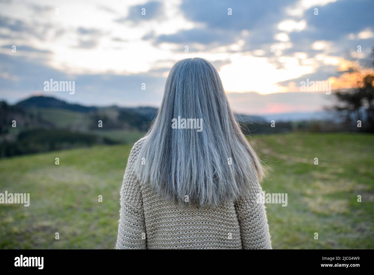 Elderly woman long grey hair hi-res stock photography and images - Alamy