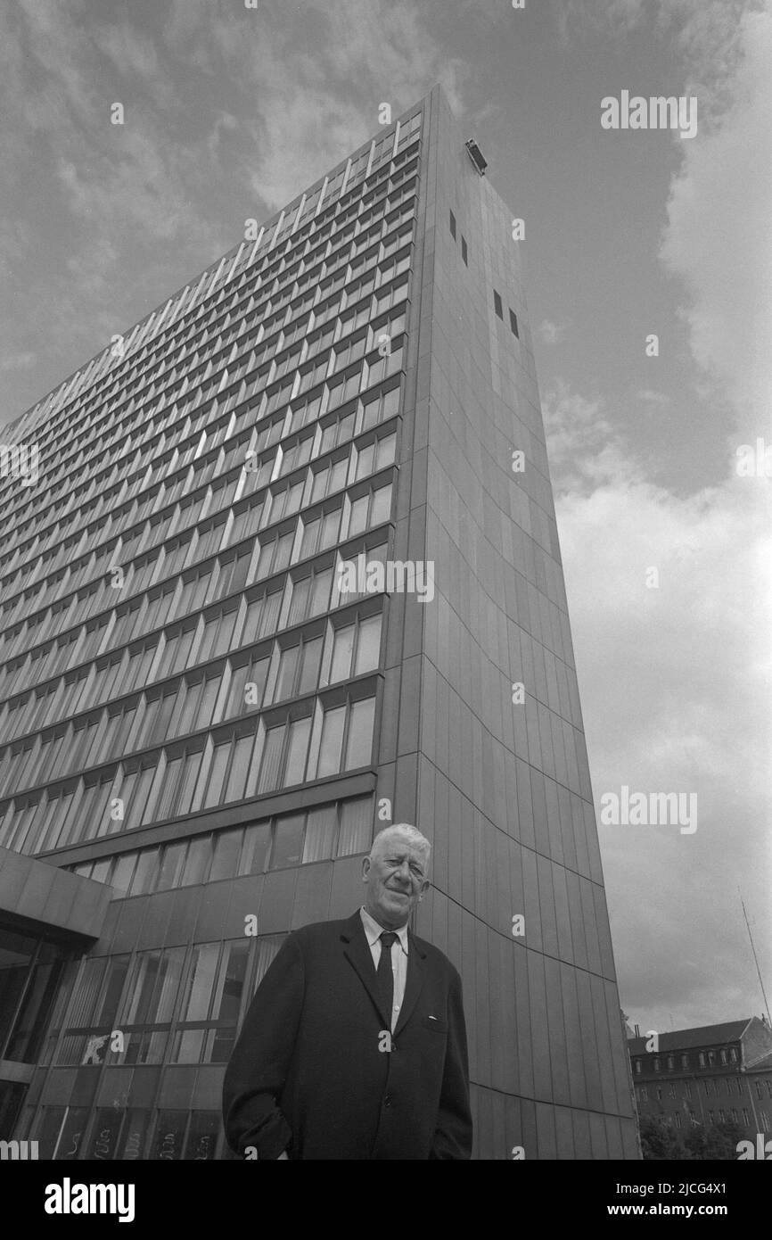 The painter Oskar KOKOSCHKA is standing in front of the Axel Springer high-rise in Berlin, undated photo, around 1966, Â Stock Photo