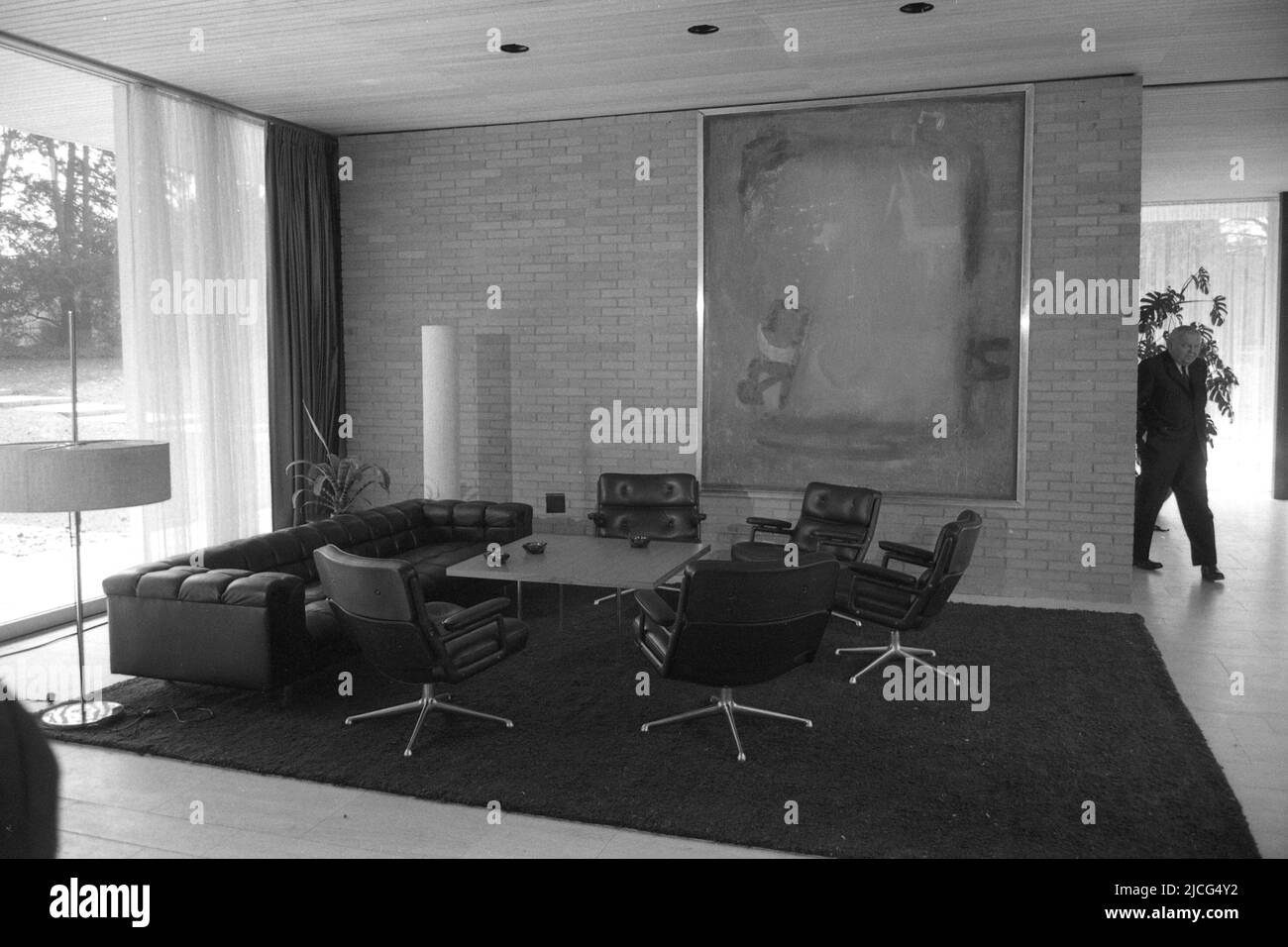 Politics, Ludwig ERHARD, Germany, Chancellor, walks out from behind a wall to a seating area in