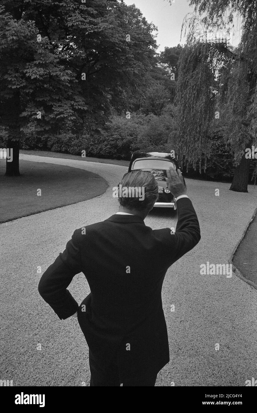 Axel Caesar SPRINGER, Germany, publisher, waves to the car of Oskar KOKOSCHKA, Austria, painter, behind, in front of the entrance portal of his house, Stock Photo