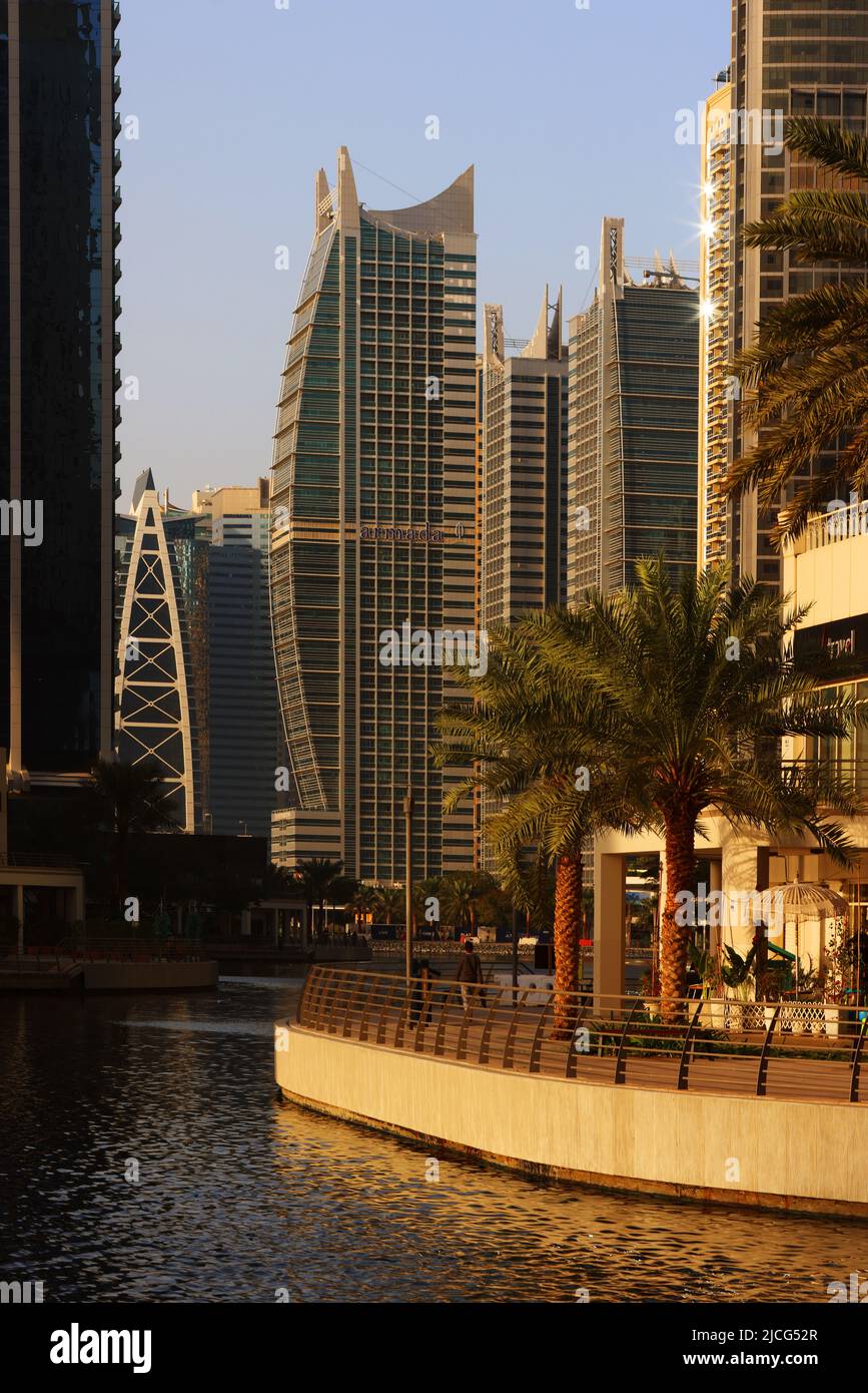 Berühmt, Dubai Marina,  moderne Architektur und Atemberaubende Aussicht auf die Skyline von Dubai mit  Bürohochhäuser und Luxushotels Stock Photo