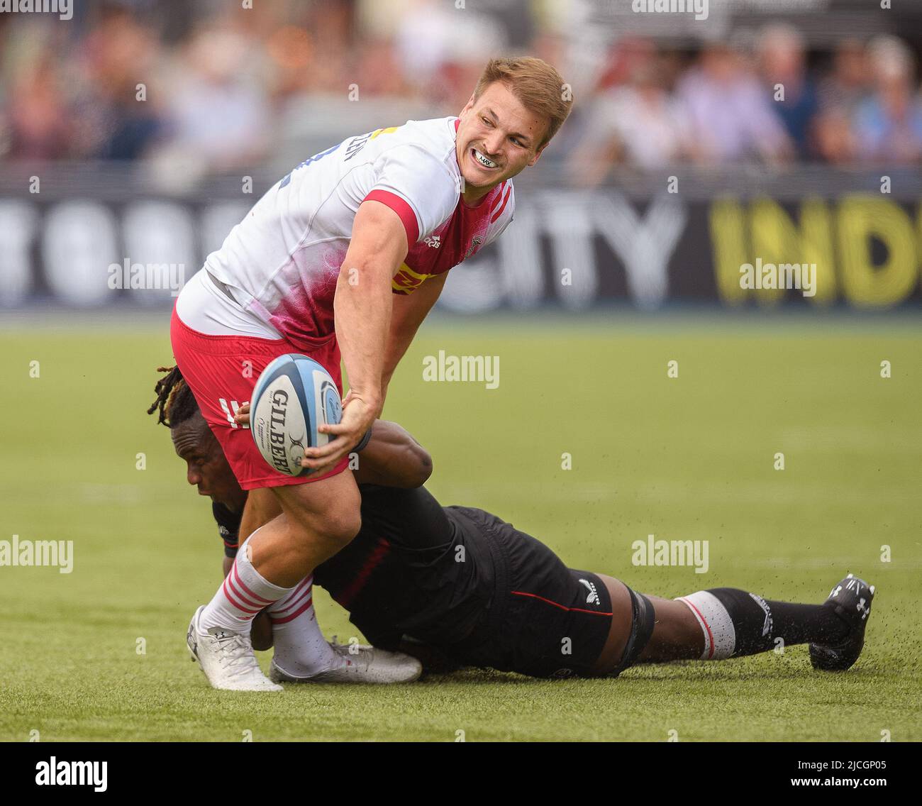 Harlequins Andre Esterhuizen Tries A Reverse Pass During The Gallagher Harlequins Andre Esterhuizen Tries A Reverse Pass During The Gallagher