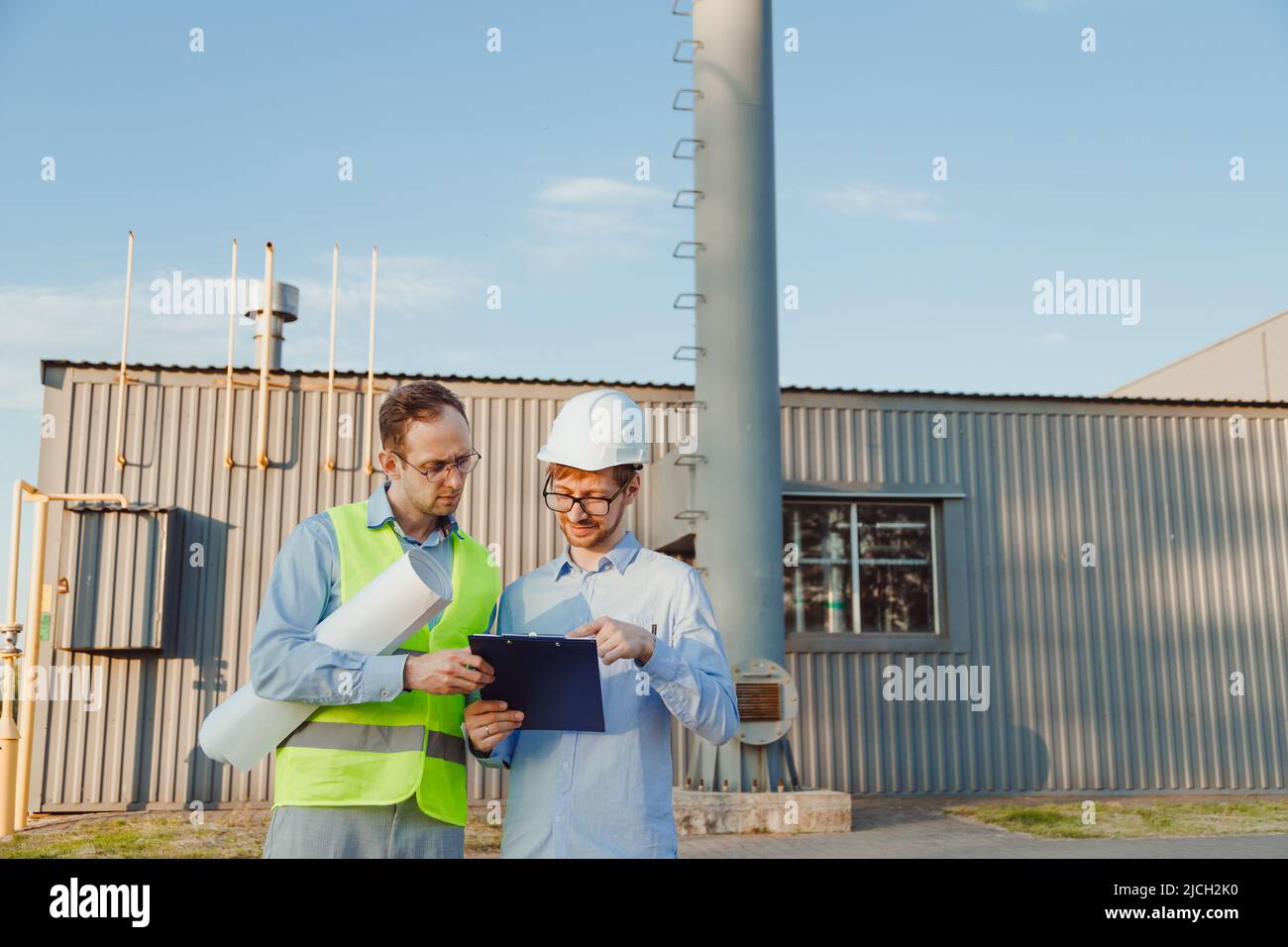 The customer and the engineer are discussing the mini thermal power