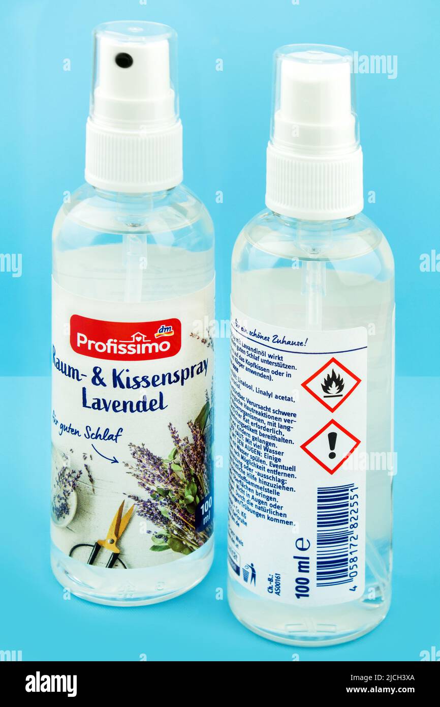 Profissimo Lavendel Raumspray und Kissenspray auf blauem Hintergrund Stock Photo