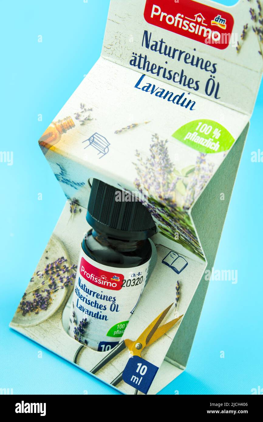 Lavendelöl von Profissimo naturreines ätherisches Öl Lavandin mit Verpackung Stock Photo