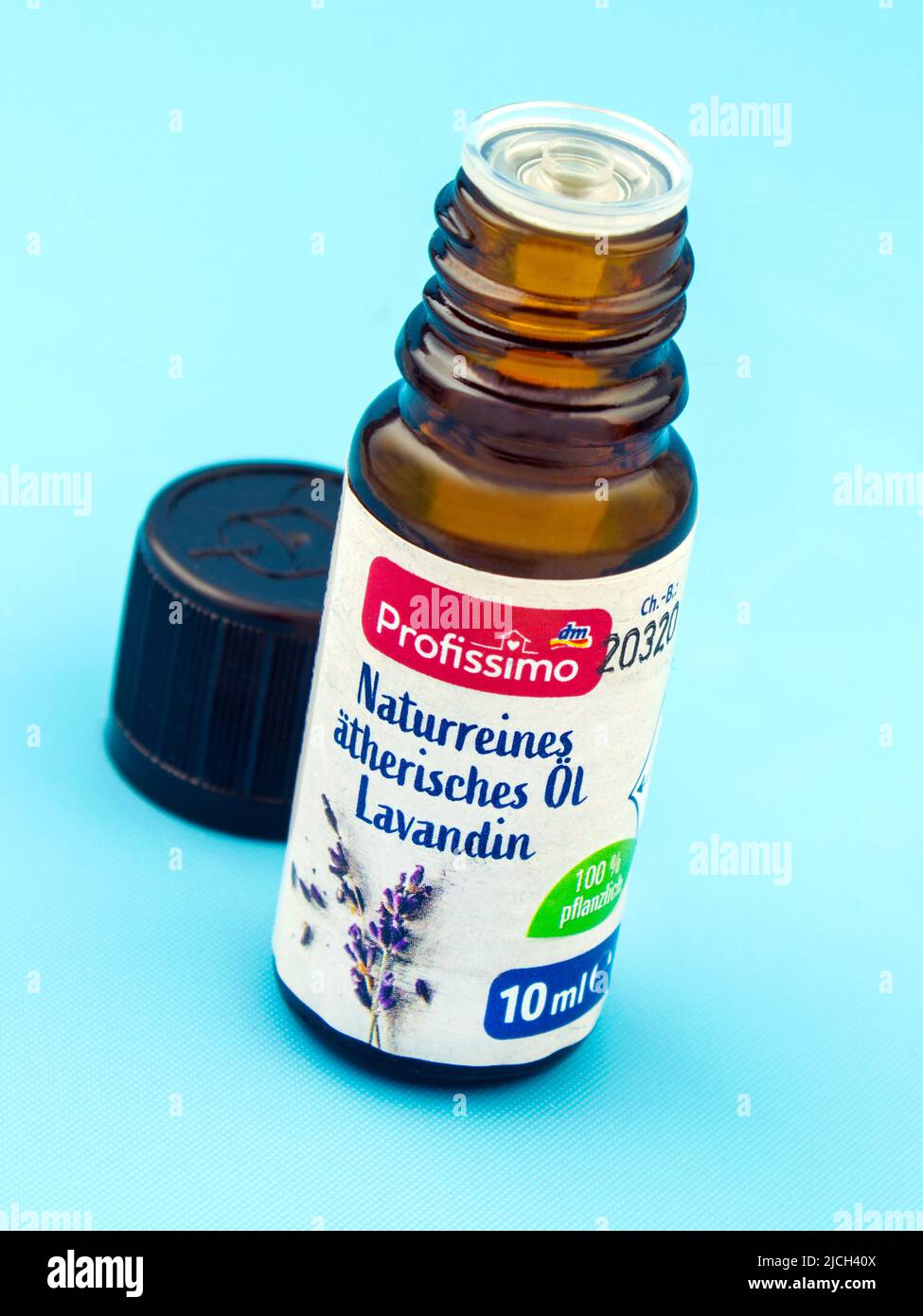 Lavendelöl von Profissimo naturreines ätherisches Öl Lavandin auf blauem Hintergrund Stock Photo