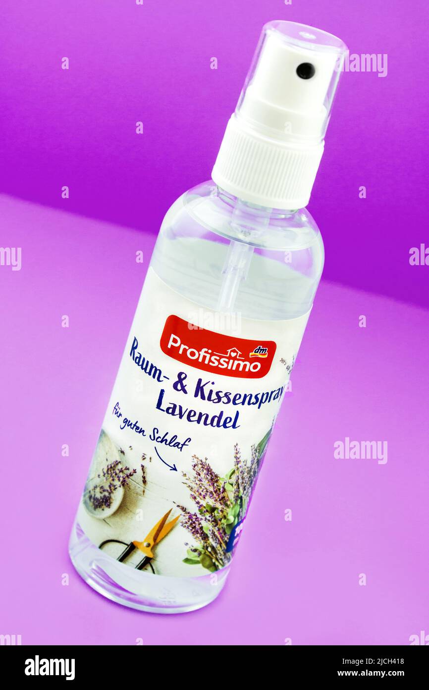 Profissimo Lavendel Raumspray und Kissenspray auf lila Hintergrund Stock Photo