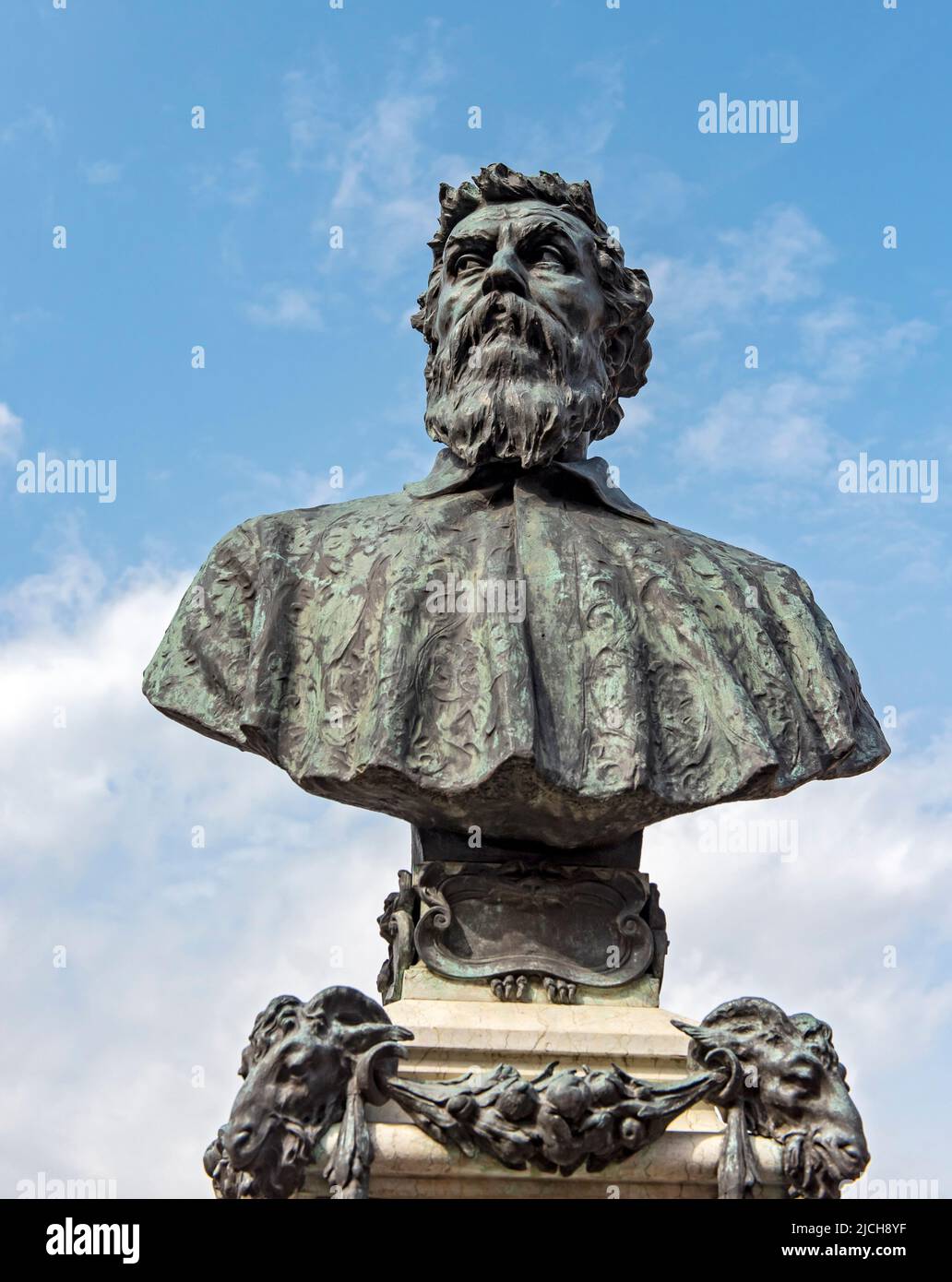 Bust Statue of Goldsmith Benvenuto Cellini, Ponte Vecchio, Florence, Italy Stock Photo