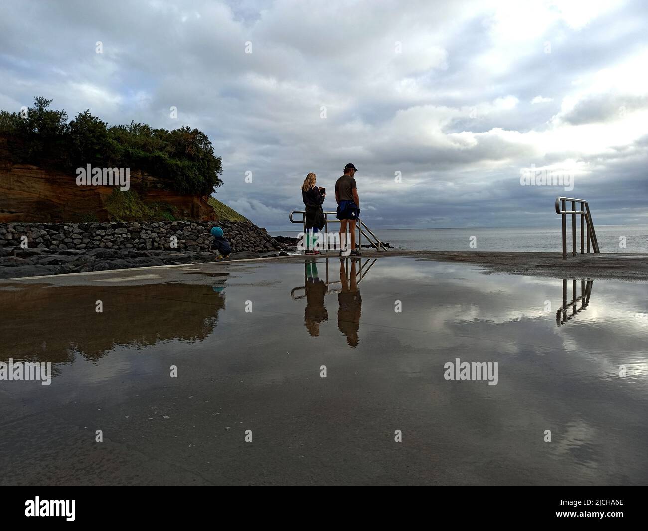 Beach After Rian African american family walking in rain hi-res stock photography and ...