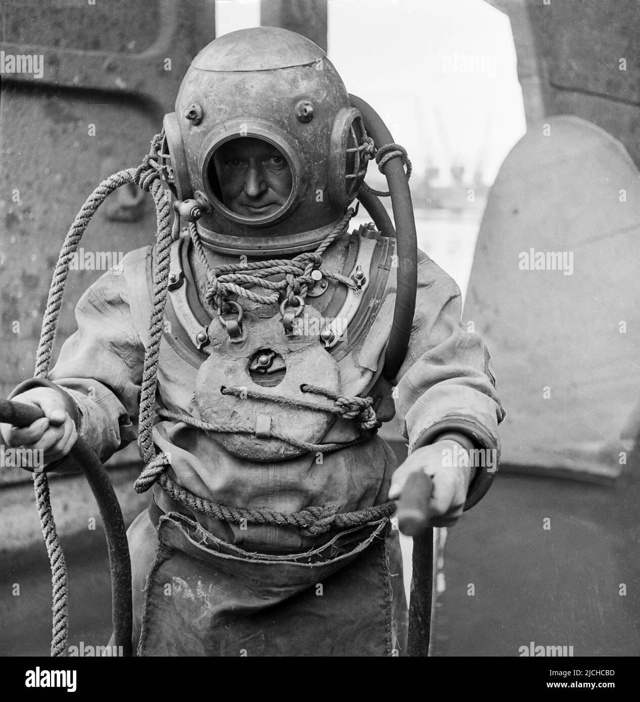 1950s, historical, a deep-sea diver in the equipment of the day, including the heavy brass diving helmet, London, England, UK. Stock Photo