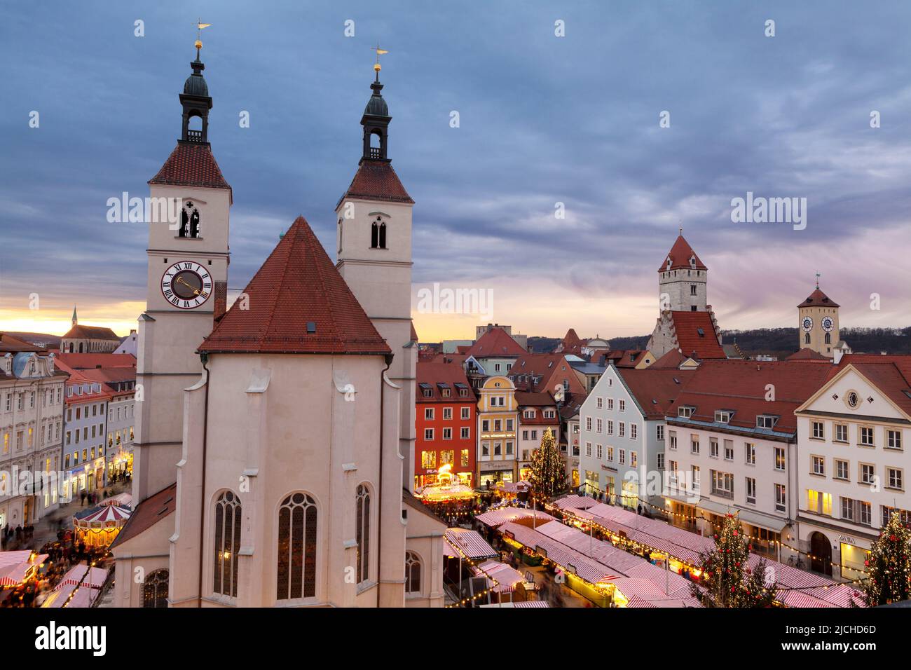 Overview of the Christmas Market in Neupfarrplatz, Regensburg, Upper Palatinate, Bavaria, Germany Stock Photo