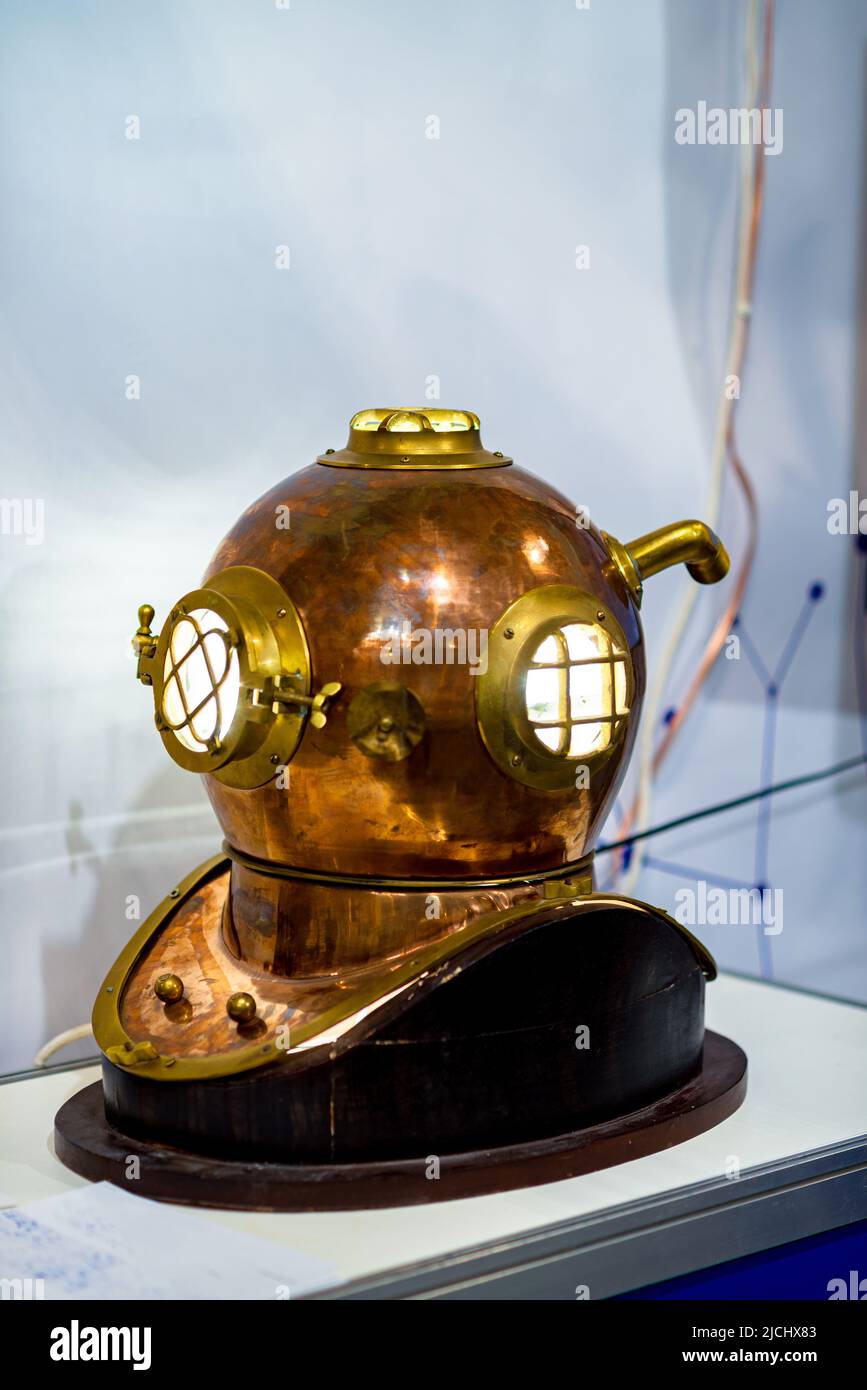 Deep sea diver helmet hi-res stock photography and images - Alamy