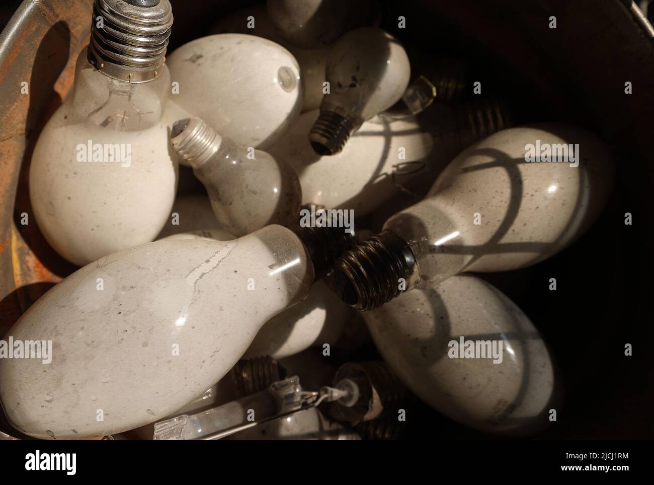 Pile used electric light bulbs hi-res stock photography and images - Alamy