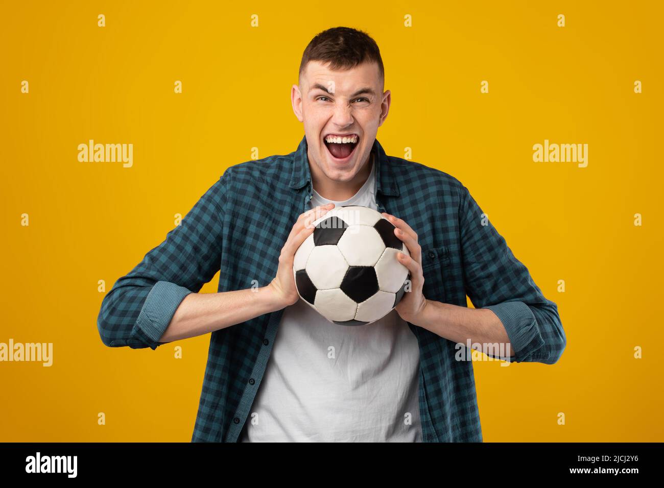 Voltar Esportes Homem Com Uma Bola Futebol Campo Para Exercício fotos,  imagens de © PeopleImages.com #665024080