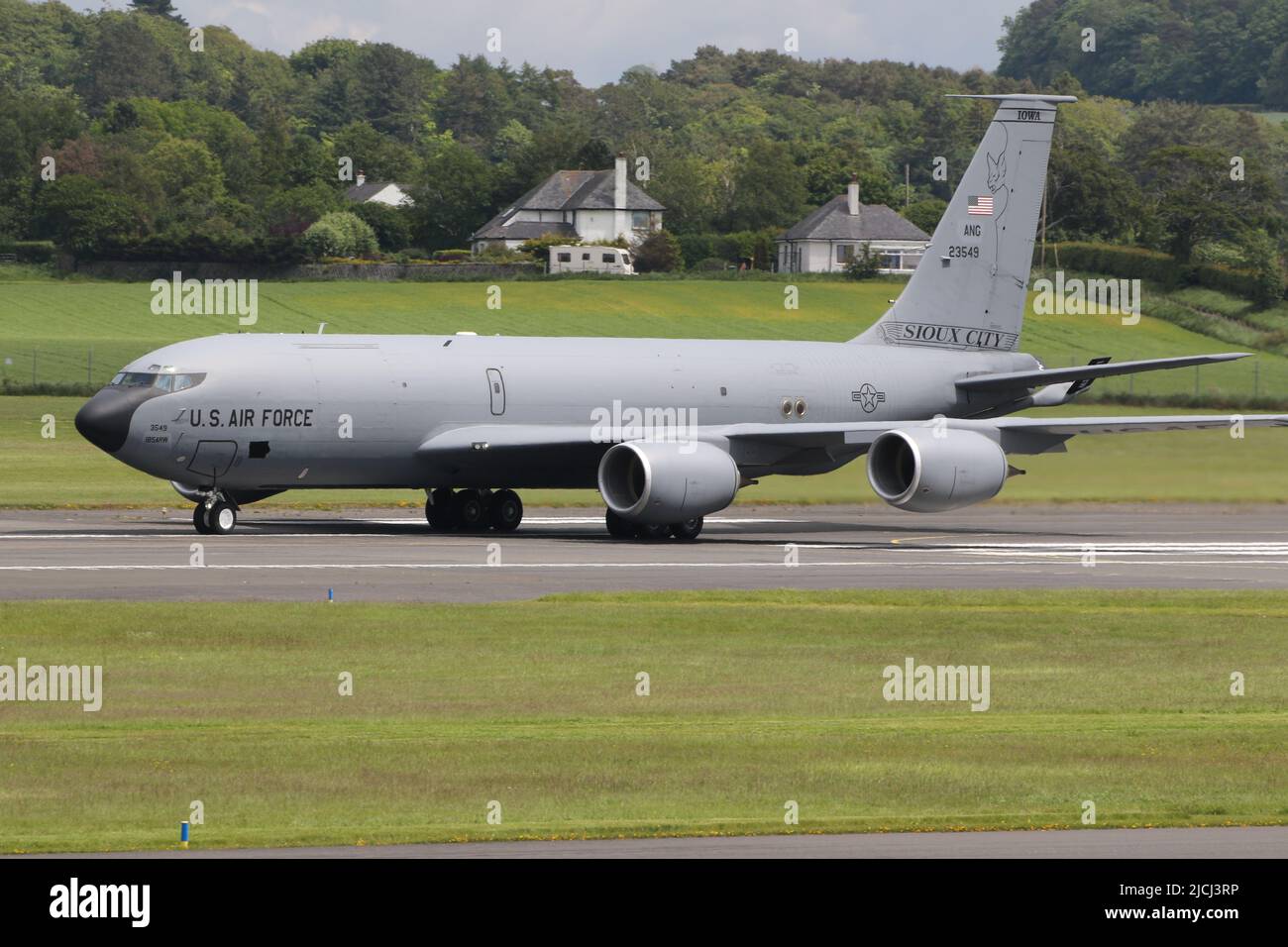 62-3549, a Boeing KC-135R Stratotanker operated by the 185th Air Refueling Wing of the Iowa Air National Guard, United States Air Force, departing from Prestwick International Airport in Ayrshire, Scotland. The aircraft was supporting 10 Fairchild Republic A-10C Thunderbolt IIs as they headed back to the USA, after participating in Exercise Swift Response. Stock Photo