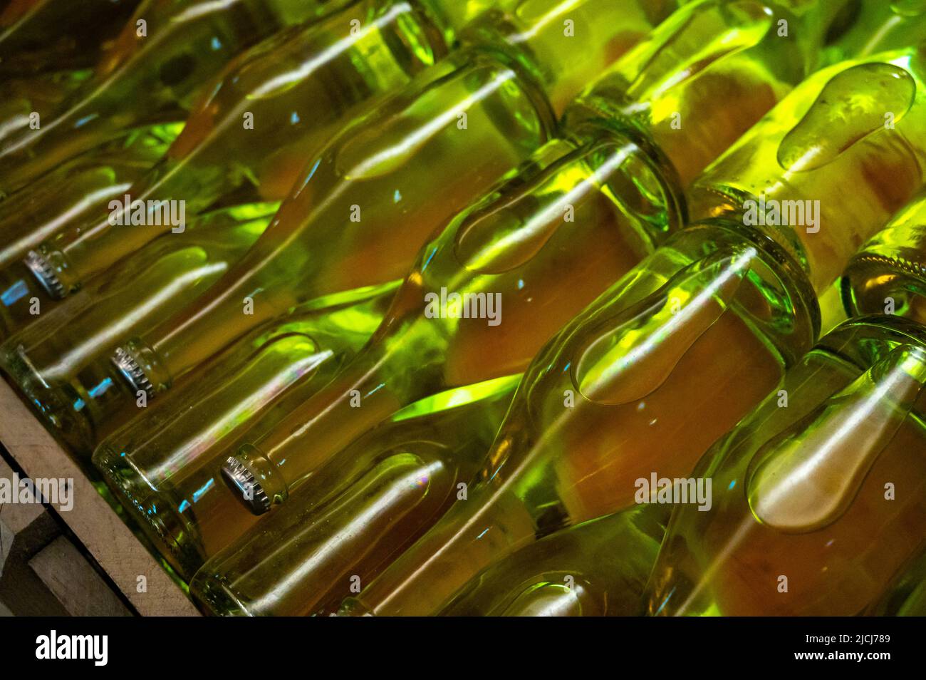 Sparkling white and rose wine production by traditional methods in