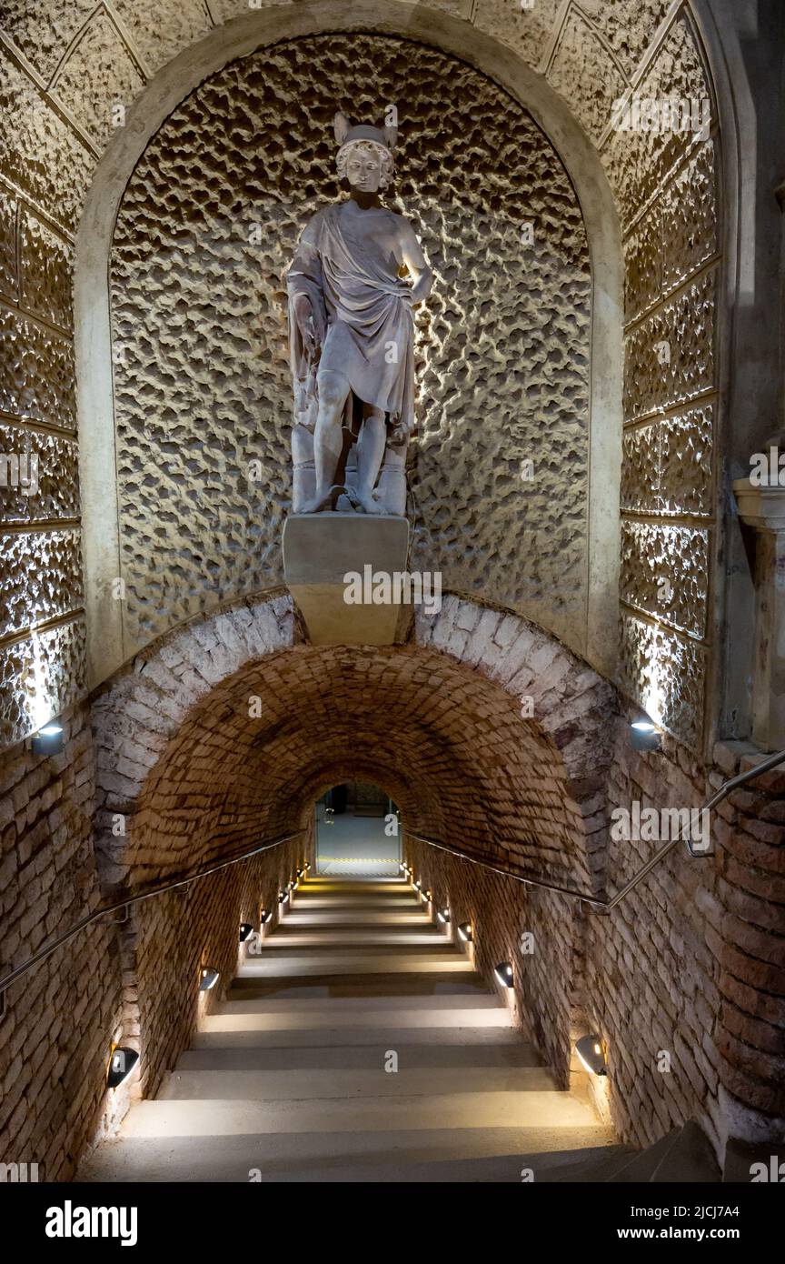 Sparkling white and rose wine production by traditional methods in