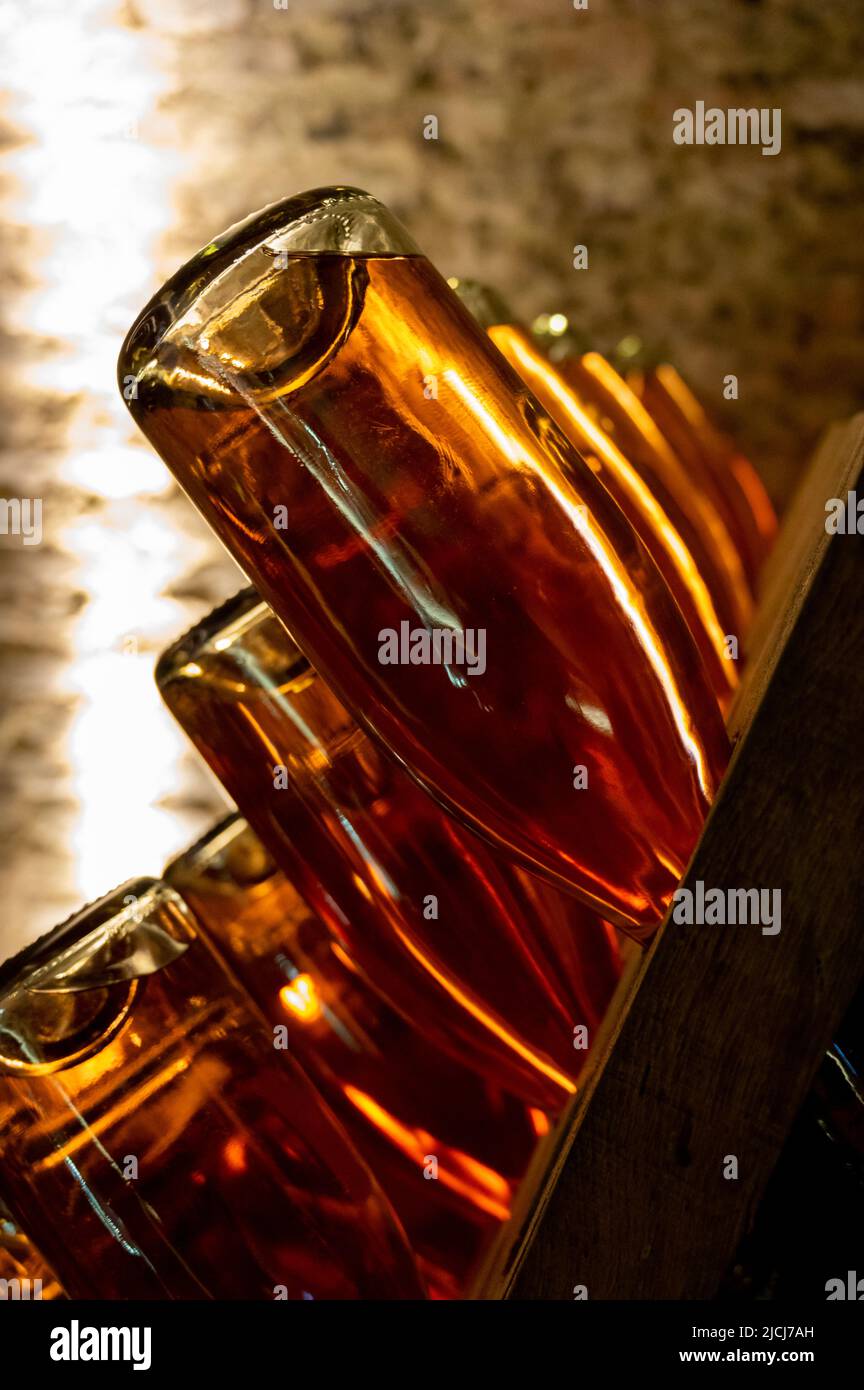 Sparkling white and rose wine production by traditional method in