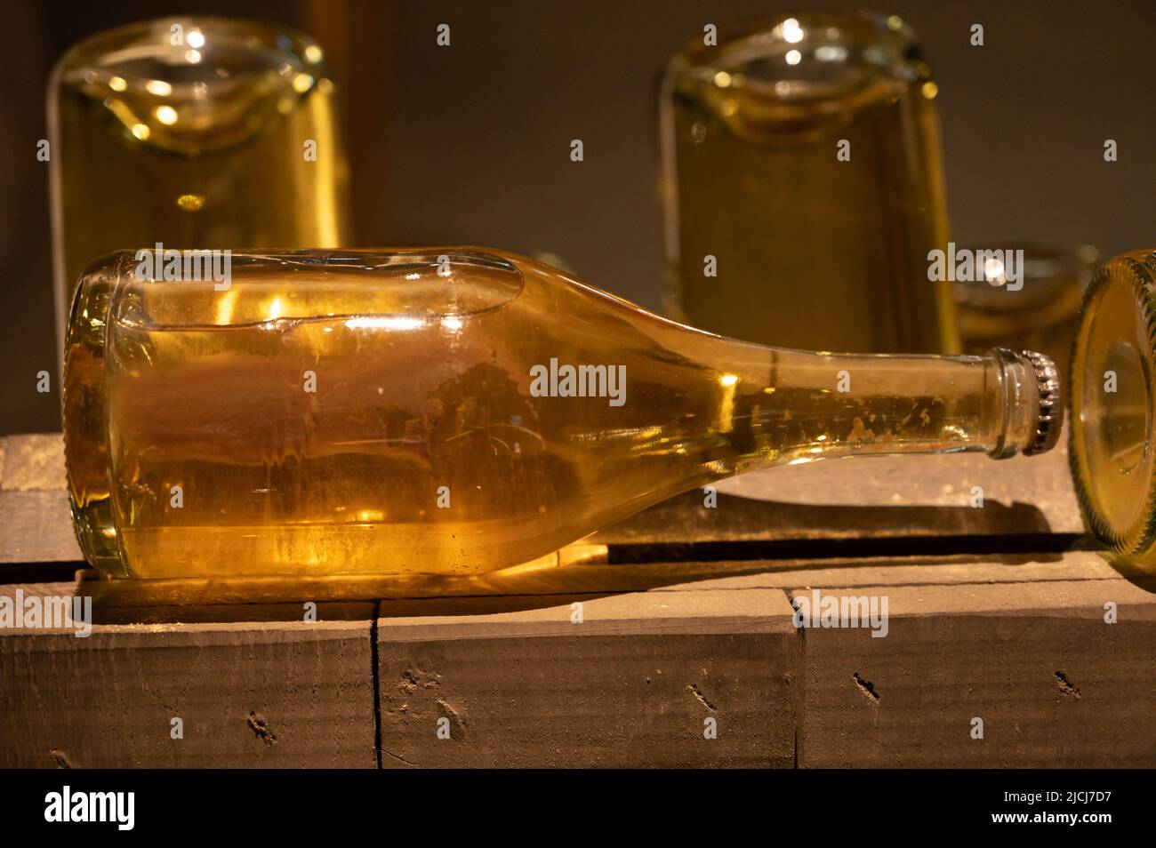 Sparkling white and rose wine production by traditional methods in