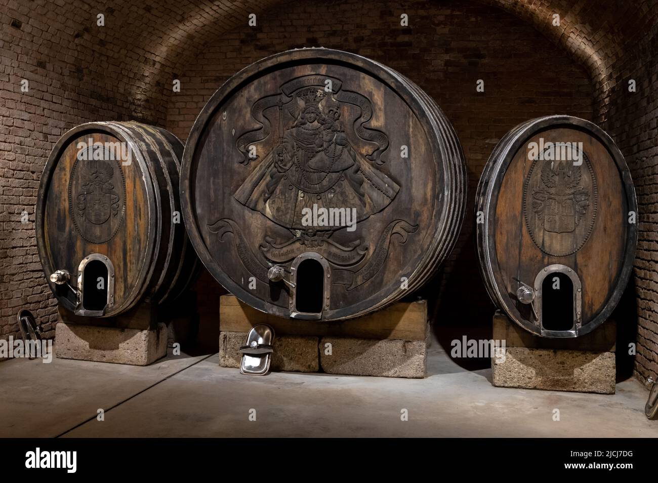 Sparkling white and rose wine production by traditional methods in