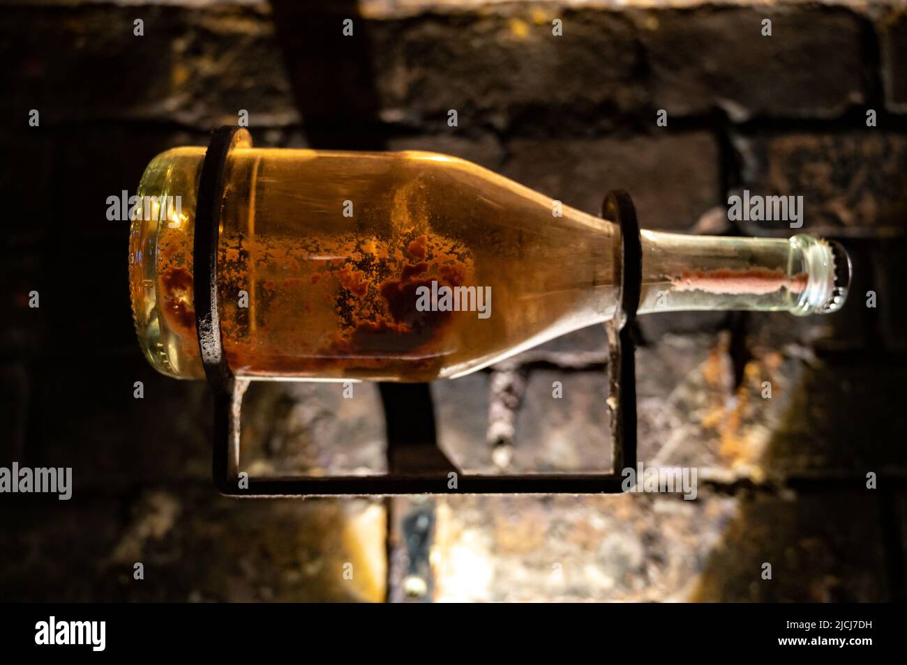 Sparkling white and rose wine production by traditional methods in