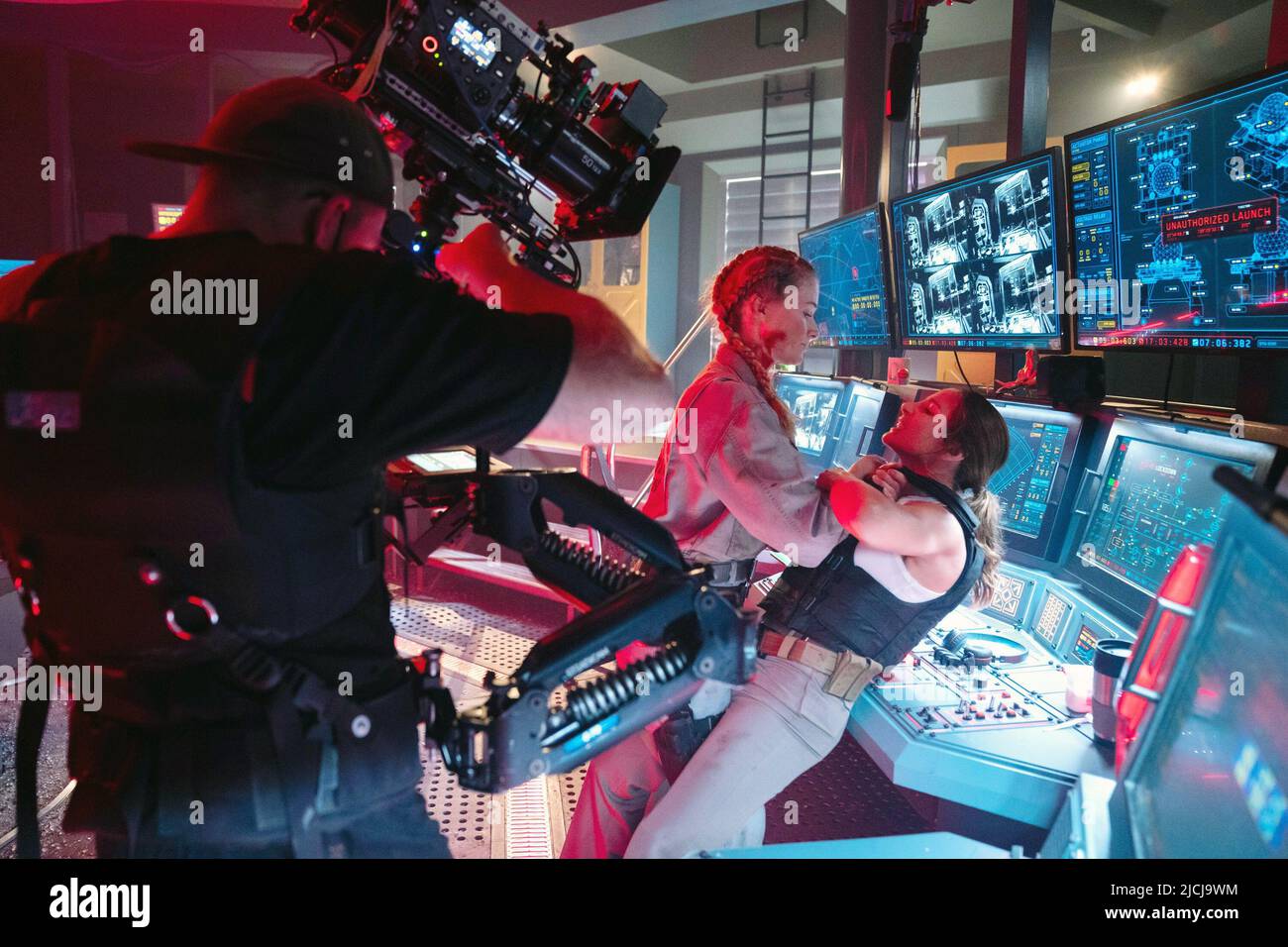 INTERCEPTOR, right: Elsa Pataky, on set, 2022. ph: Brook Rushton ...